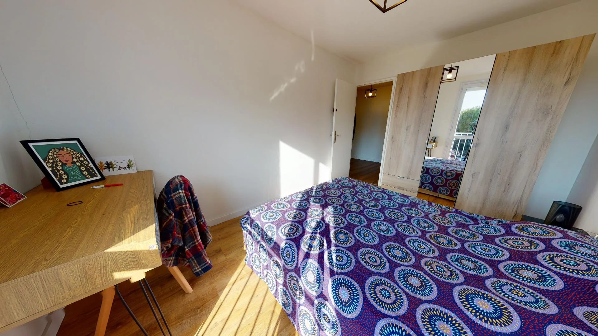 Functional student room perfect for studying in 