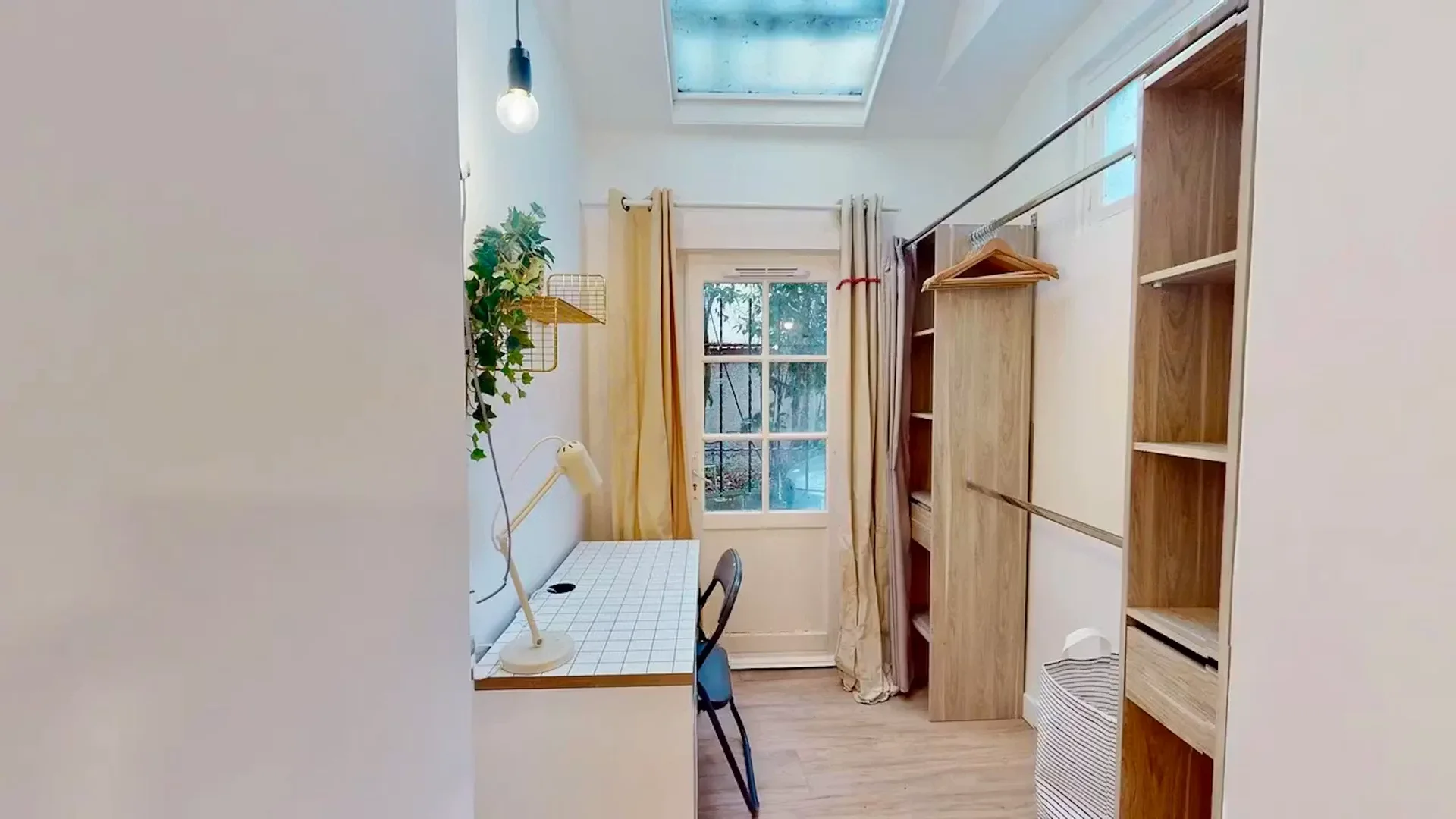 Quarto de estudante económico com localização conveniente em 
