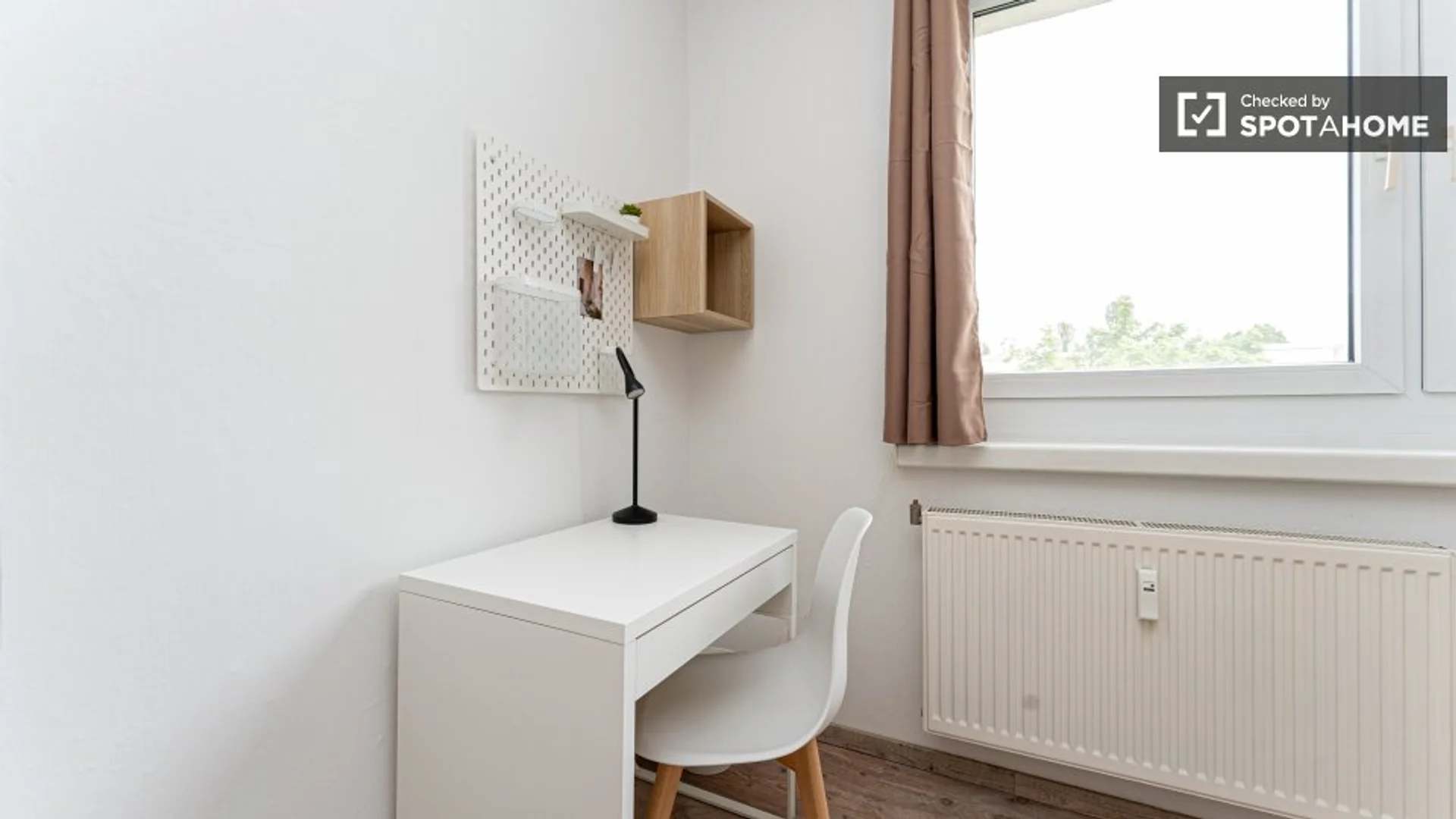 Chambre abordable pour les étudiants avec un bon éclairage dans 