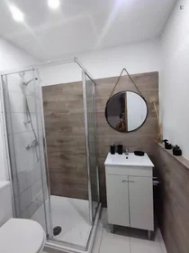 Private room at Rua Mendes dos Remédios, image 12 of 19
