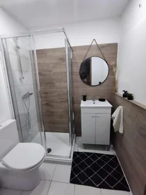Private room at Rua Mendes dos Remédios, image 10 of 19