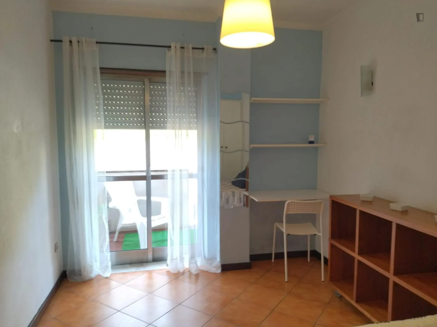 Functional student room perfect for studying in 