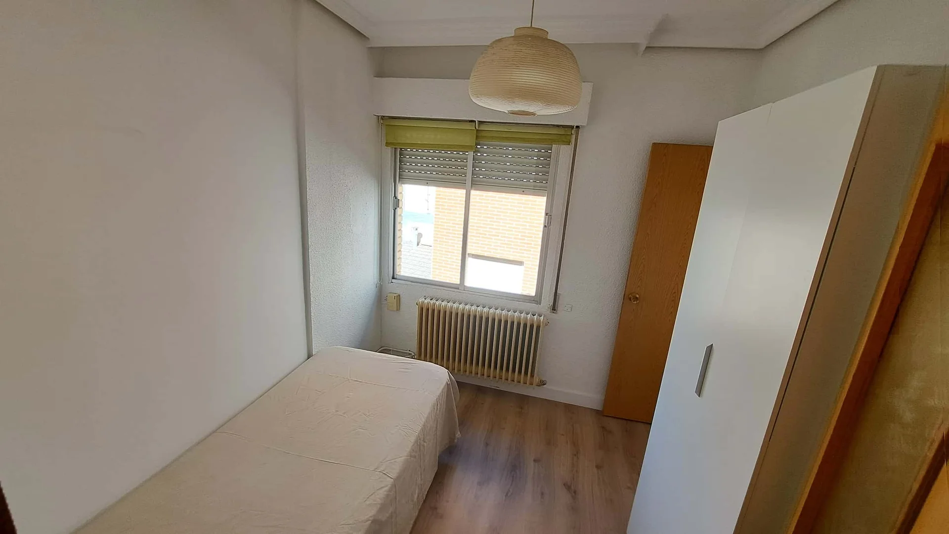 Quarto para alugar em apartamento de estudantes em , totalmente mobilado