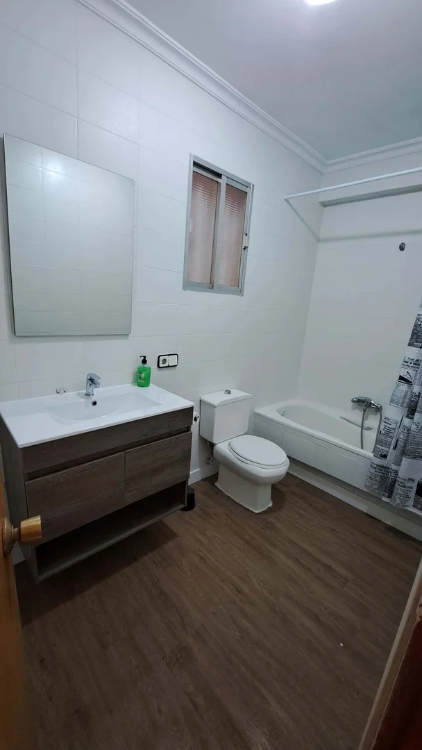 Quarto acessível para estudantes com iluminação ampla em 