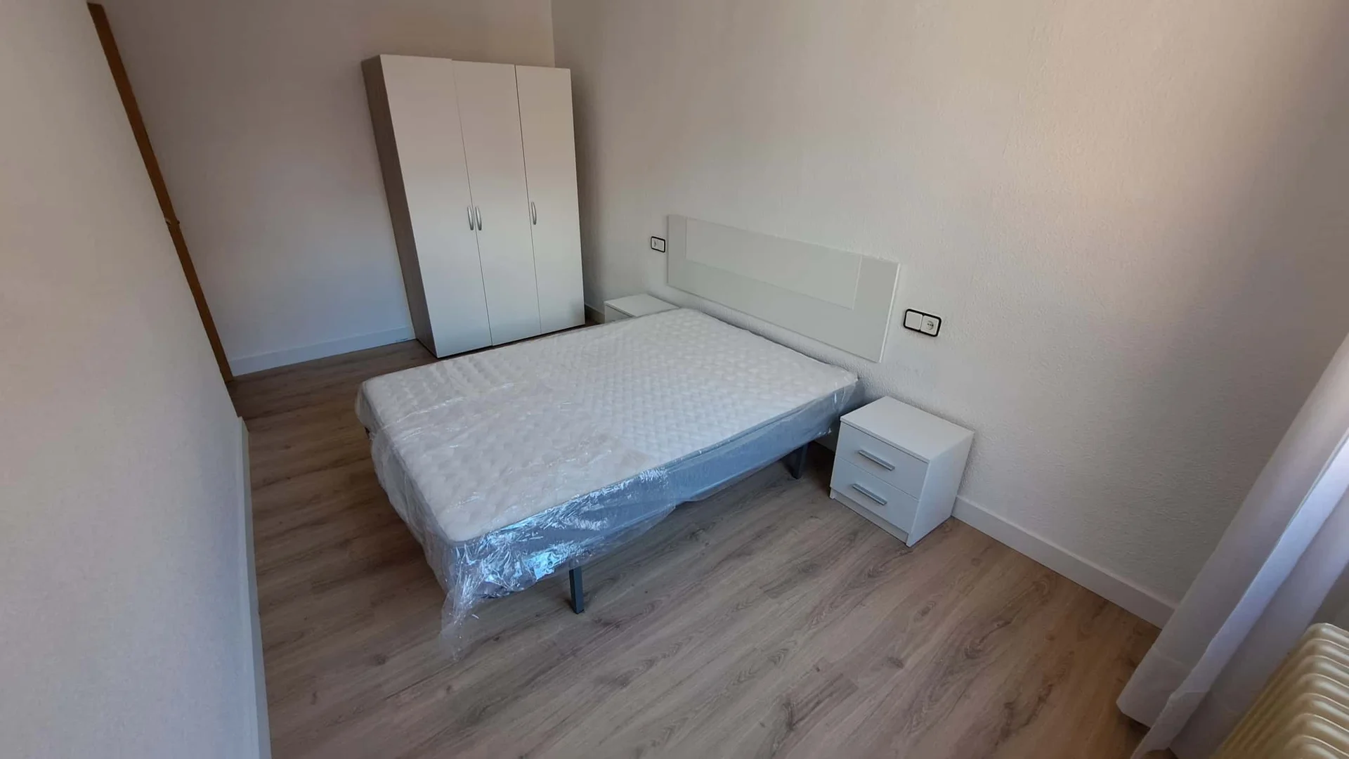 Quarto de estudante luminoso e arejado com acesso fácil à universidade em 
