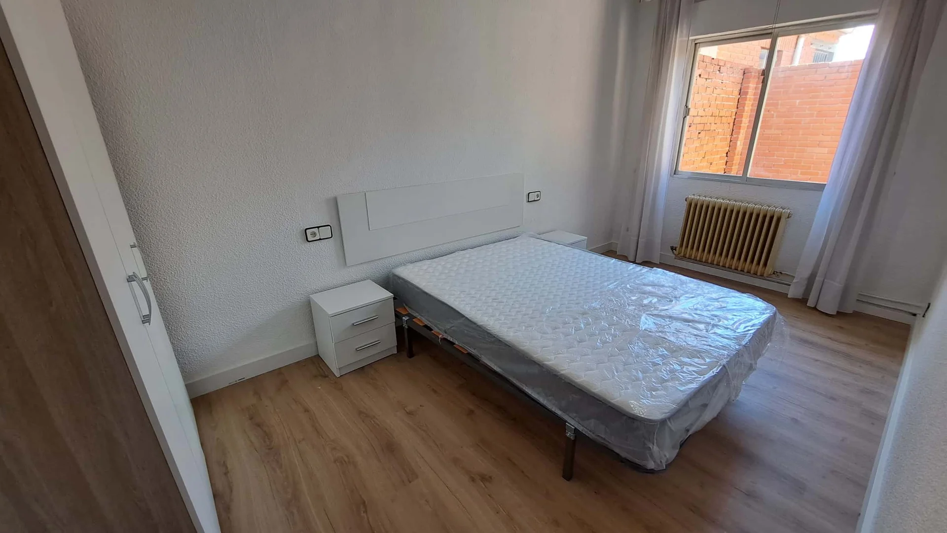Quarto acessível para estudantes com iluminação ampla em 