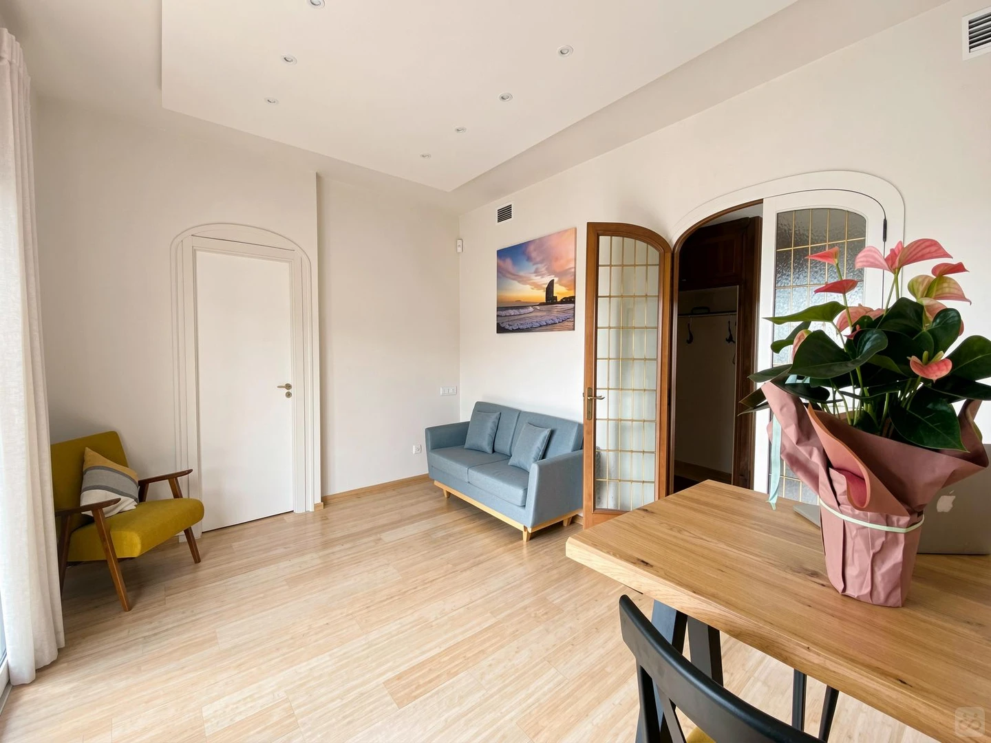 Functional student room perfect for studying in 