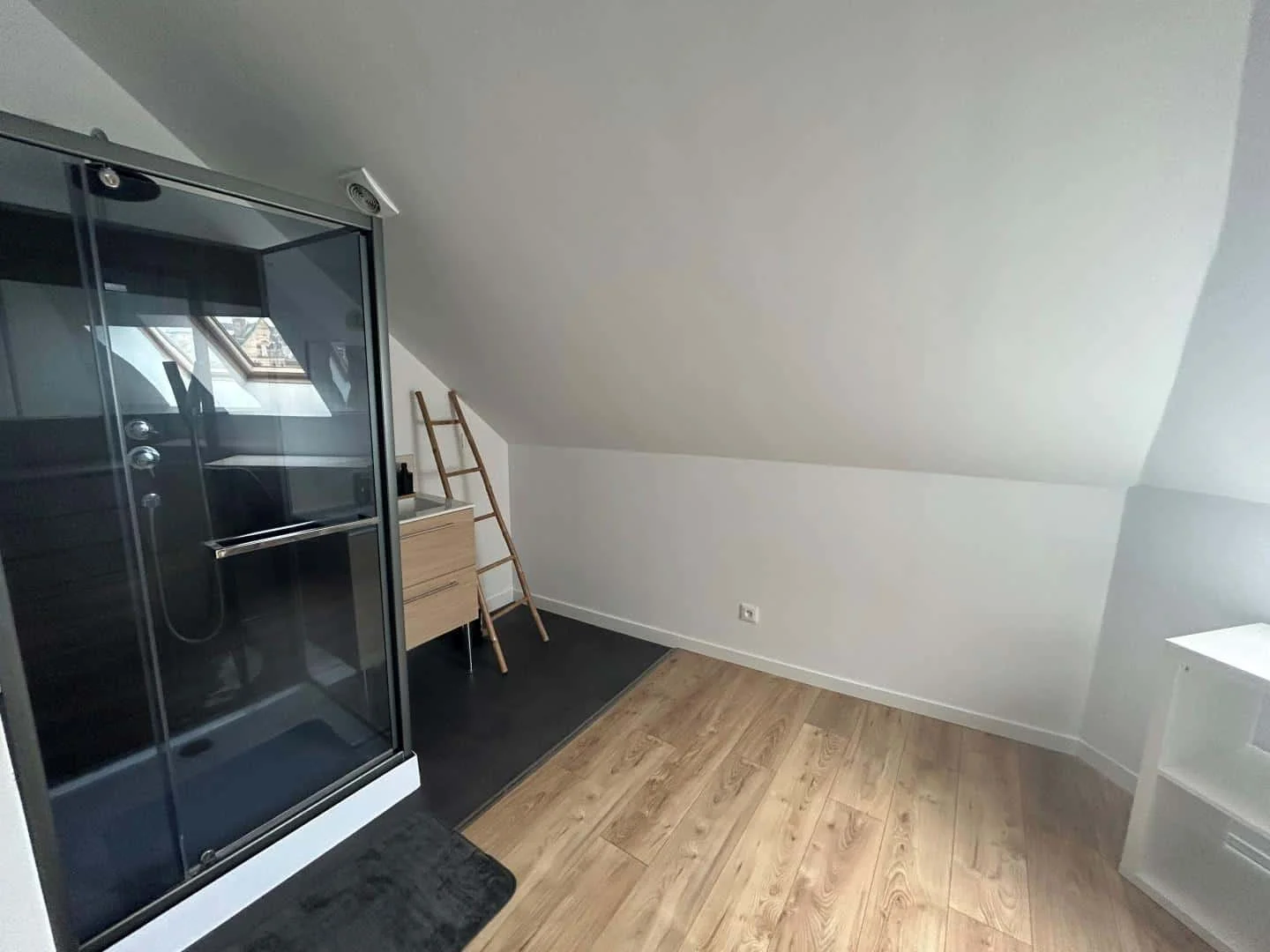 Quarto de estudante económico com localização conveniente em 