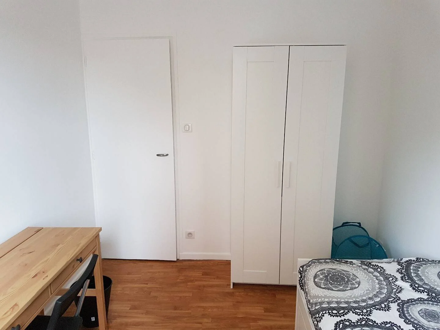 Funkcjonalny pokój studencki idealny do nauki w 