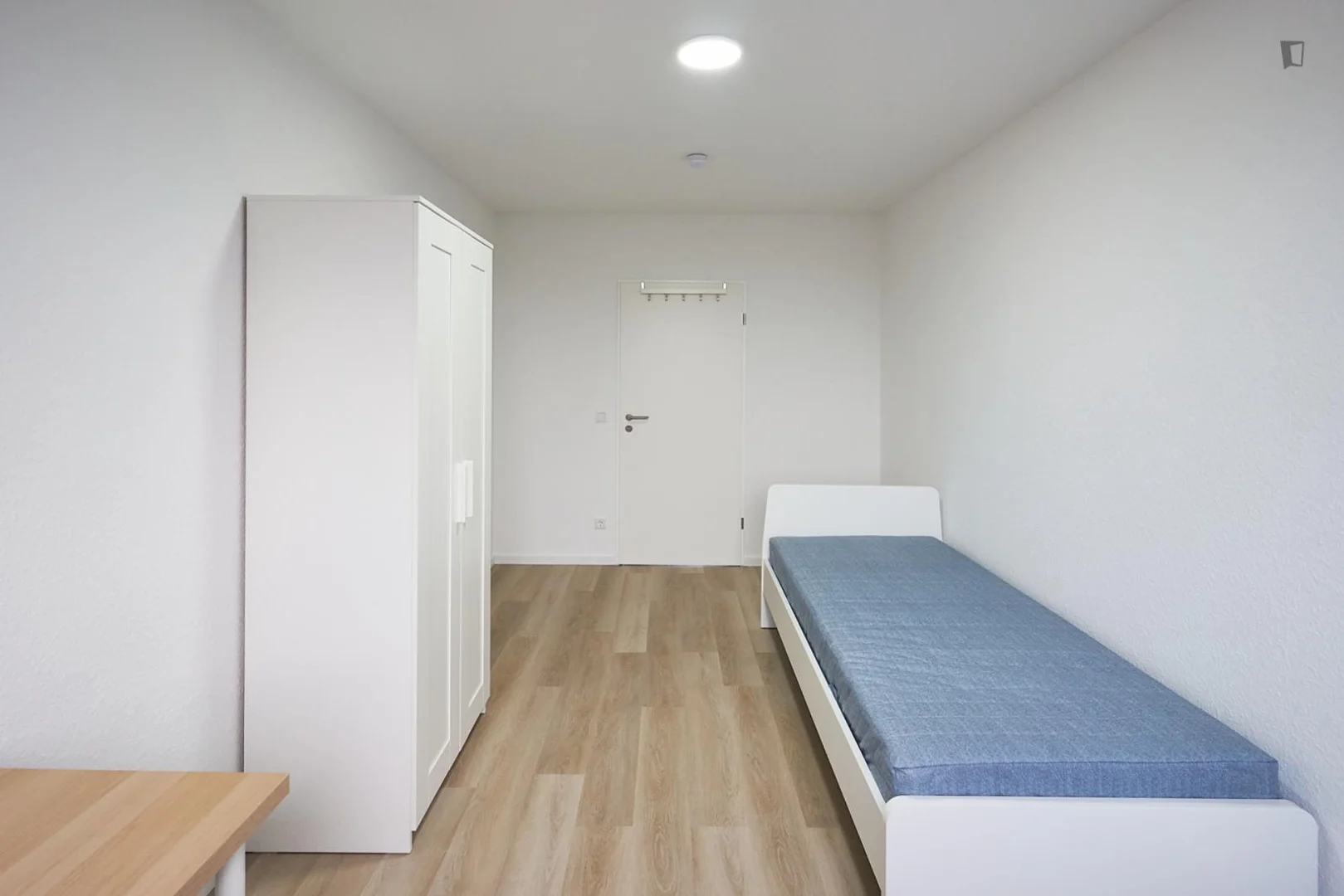 Functional student room perfect for studying in 