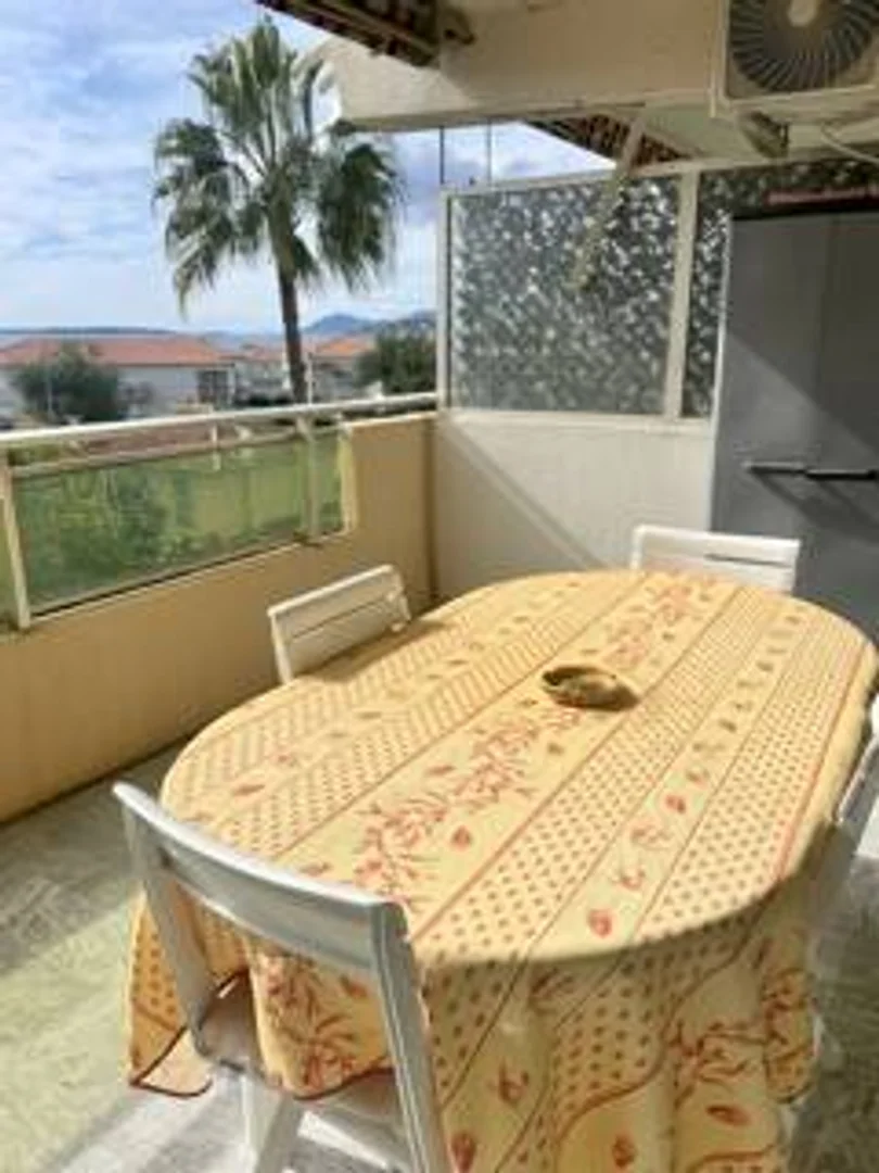 Habitación para estudiantes en  con área de estudio y facilidades compartidas