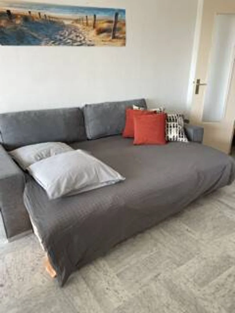 Habitación estudiantil económica con ubicación conveniente en 
