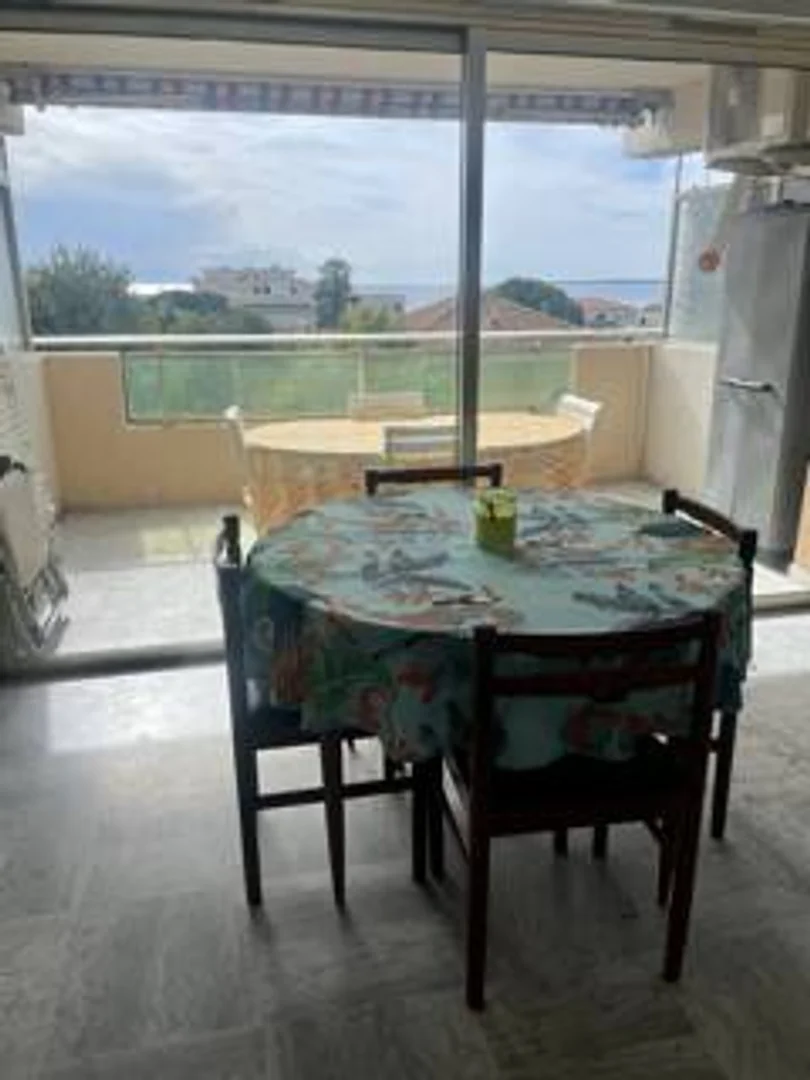 Habitación estudiantil económica con ubicación conveniente en 