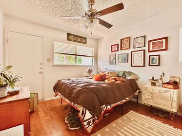 Quarto para alugar com cama de casal em Austin