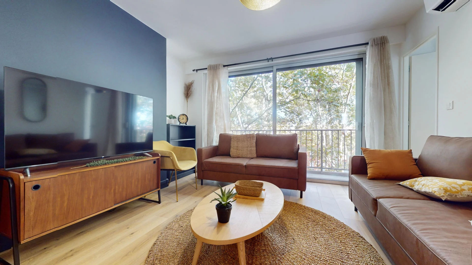 Habitación estudiantil funcional perfecta para estudiar en