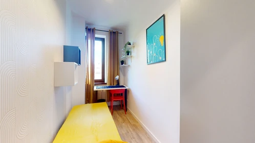 Renting rooms by the month in Warszawa