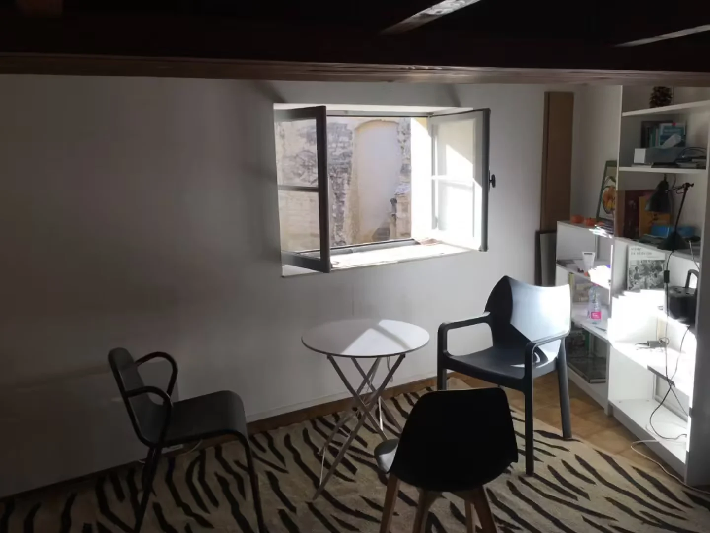Chambre d'étudiant à  avec espace d'étude et installations communes