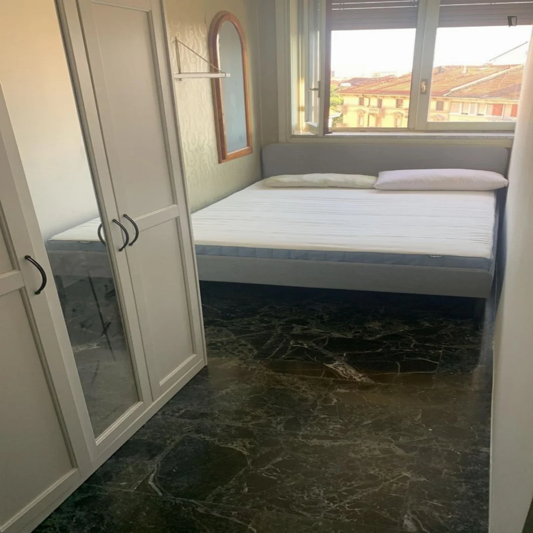 Chambre d'étudiant à  avec espace d'étude et installations communes