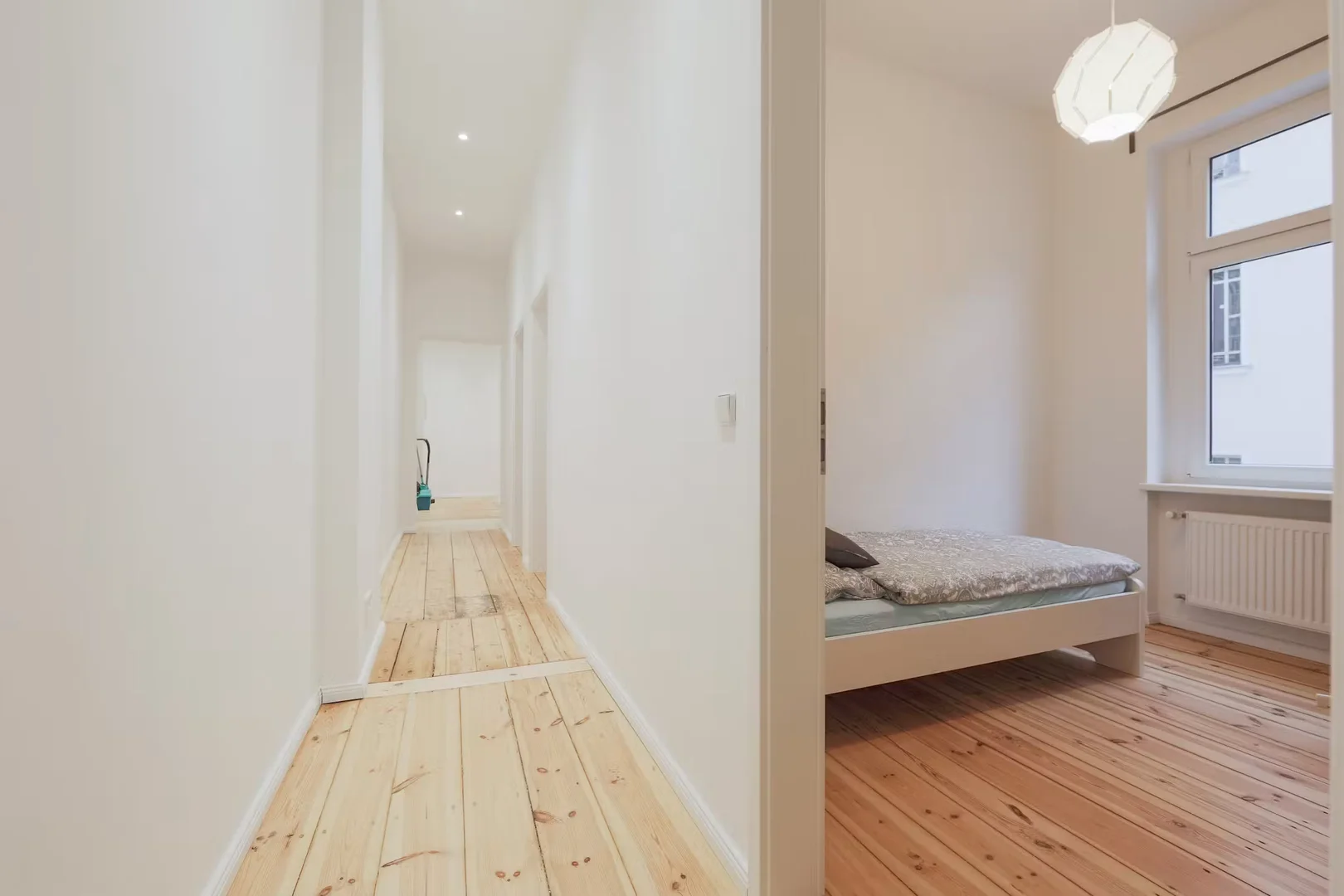 Habitación estudiantil luminosa y aireada con fácil acceso a la universidad en 