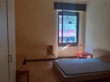 Quarto para alugar com cama de casal em Milano