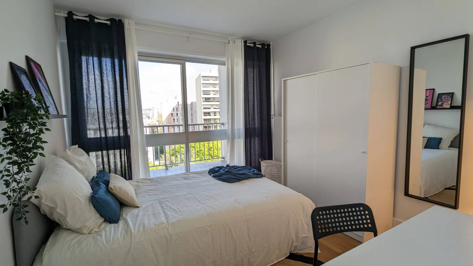 Quarto de estudante confortável e espaçoso em 