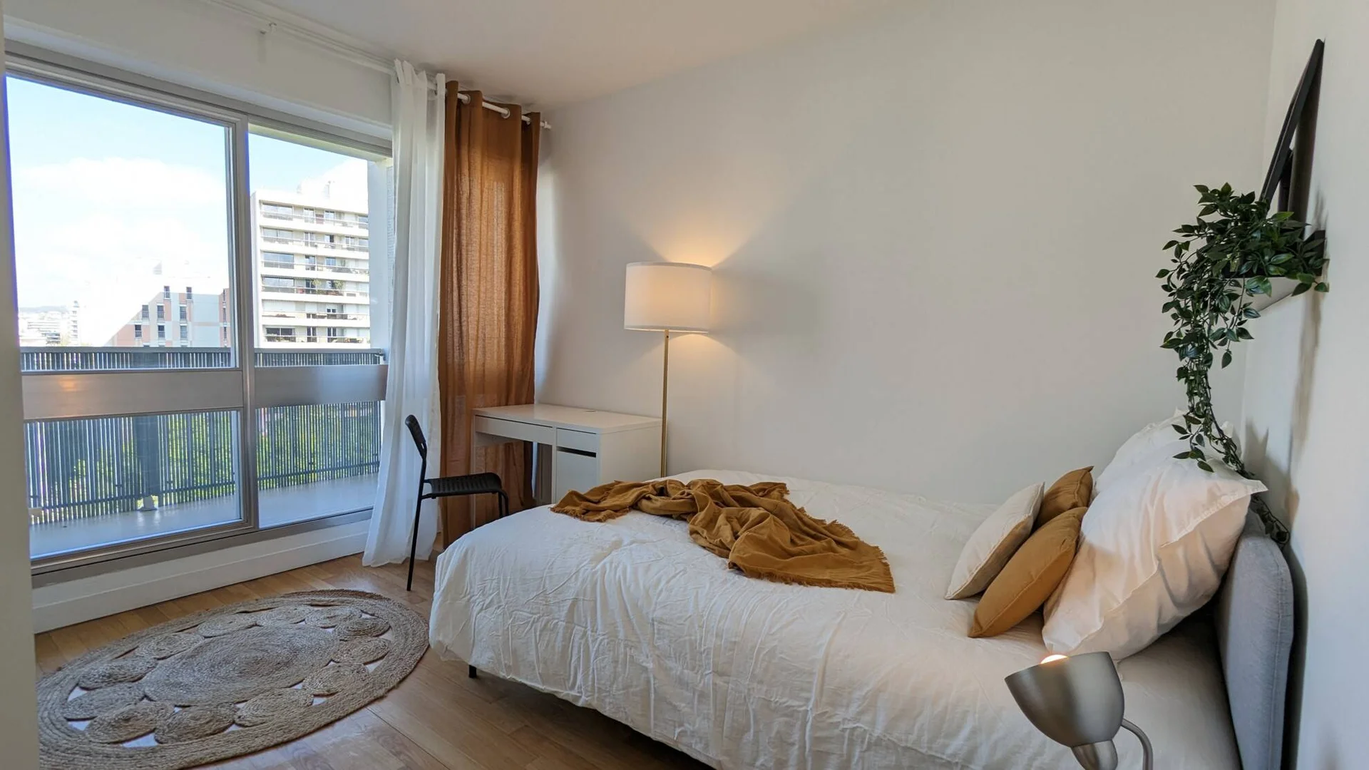 Quarto de estudante em  com área de estudo e instalações partilhadas