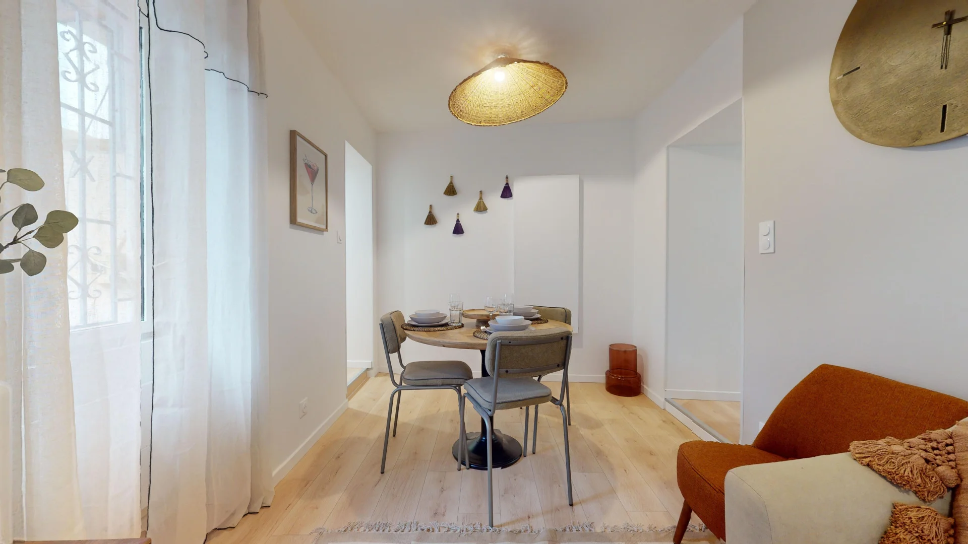 Stanza economica per studenti con ampia illuminazione in 