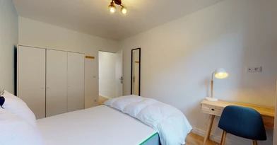 Cheap private room in Paris