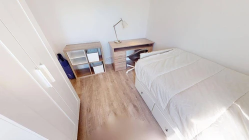 Quarto para alugar com cama de casal em Rennes