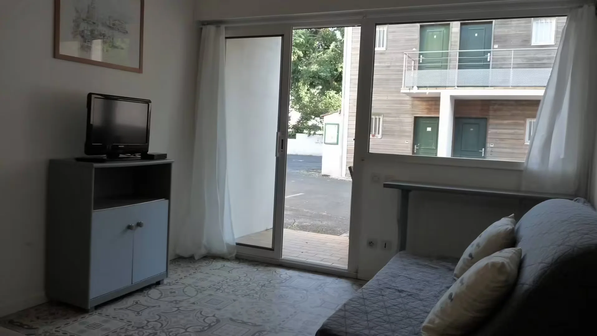 Pokój studencki w  z miejscem do nauki i wspólnymi udogodnieniami