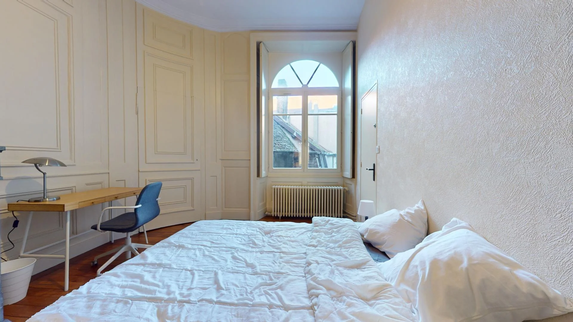 Chambre d'étudiant à avec espace d'étude et installations communes