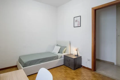 Quarto para alugar com cama de casal em Milano