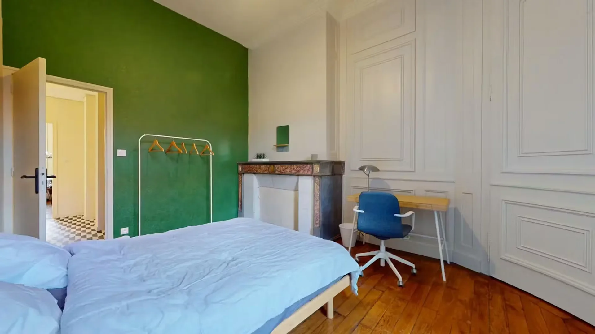 Studentenzimmer in  mit Arbeitsbereich und Gemeinschaftseinrichtungen