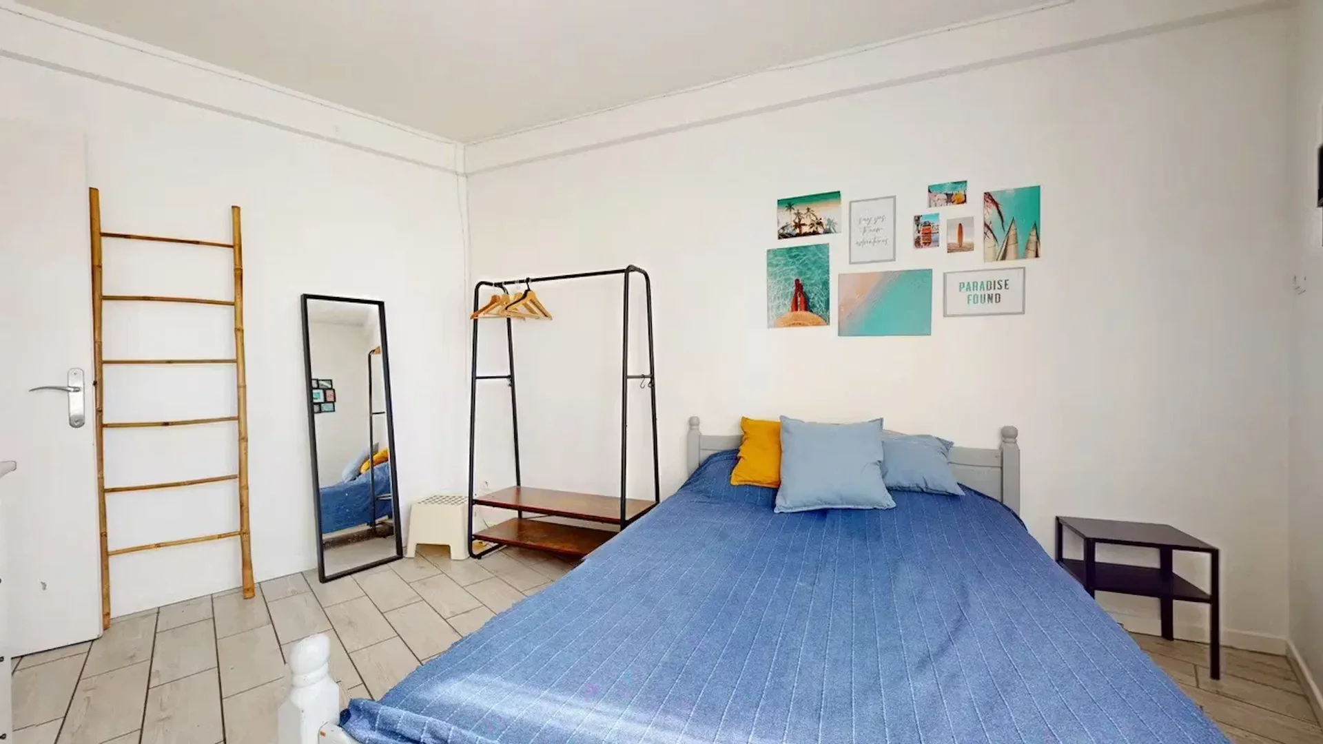 Functional student room perfect for studying in