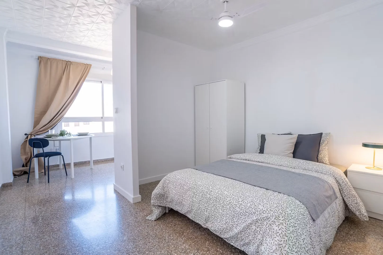 Chambre confortable pour étudiants disponible dans 