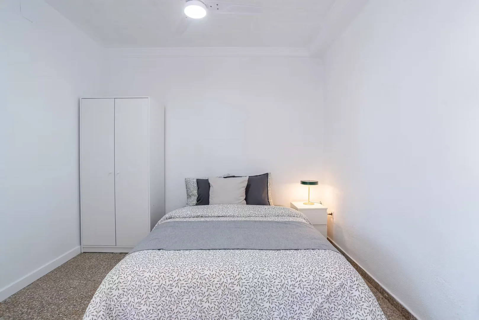 Chambre d'étudiant à  avec espace d'étude et installations communes