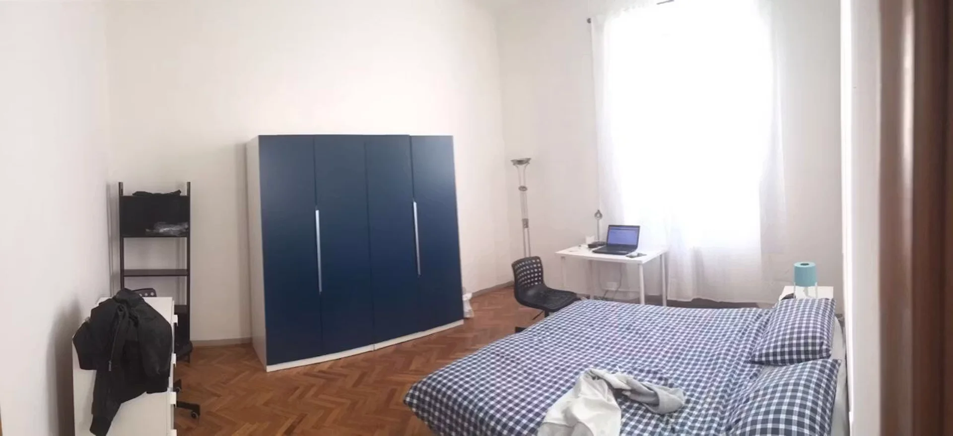 Habitación estudiantil luminosa y aireada con fácil acceso a la universidad en 