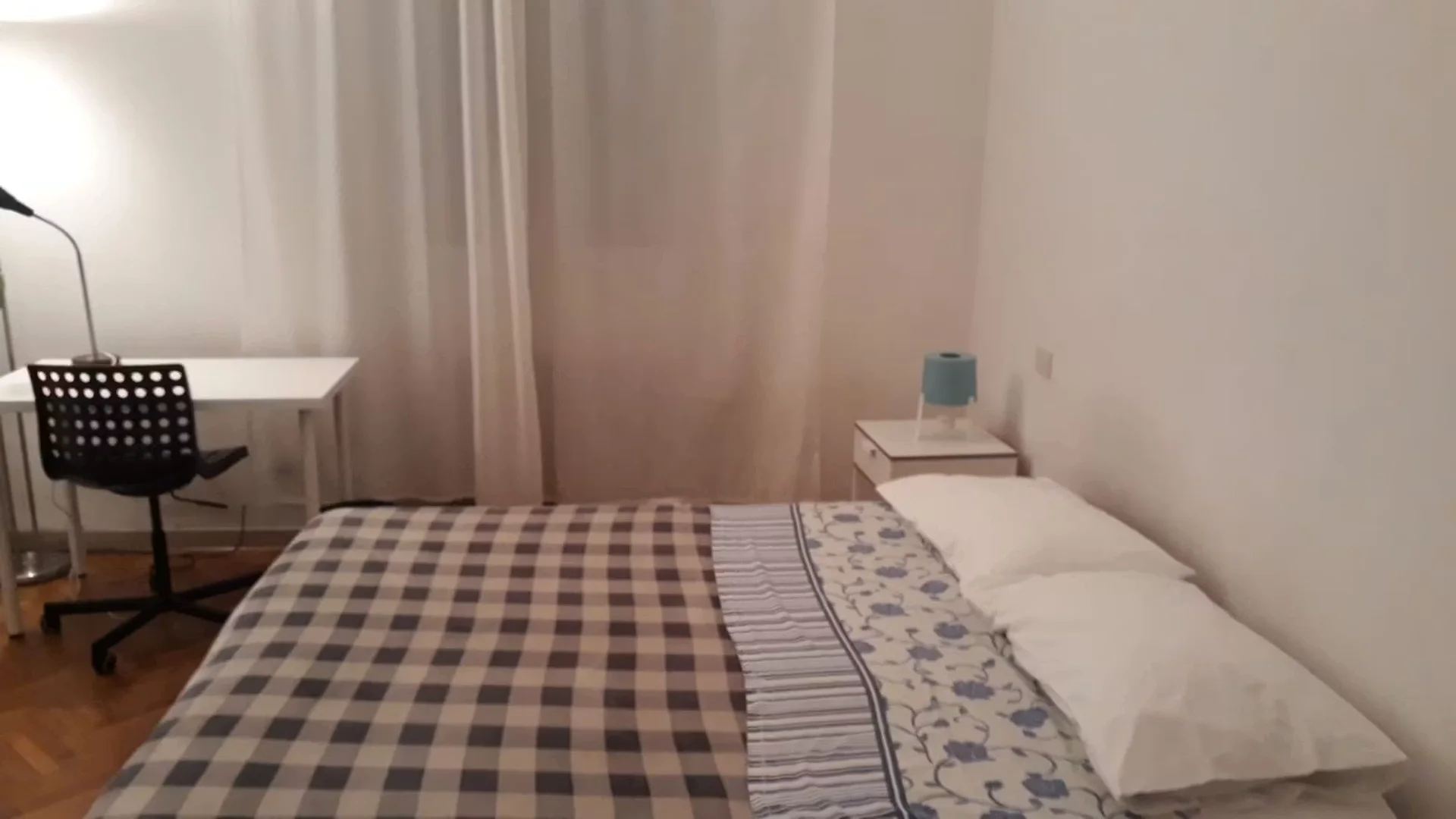 Habitación estudiantil luminosa y aireada con fácil acceso a la universidad en 