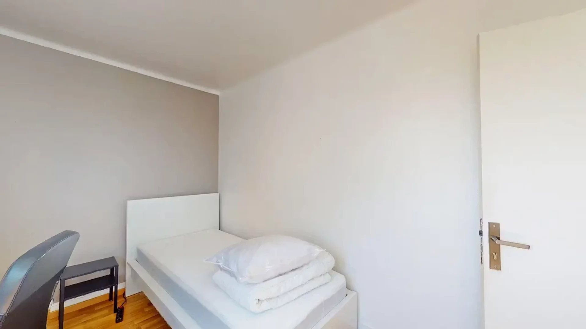 Habitación estudiantil luminosa y aireada con fácil acceso a la universidad en 