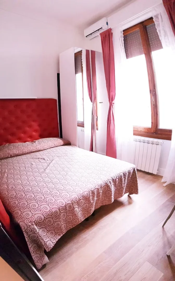 Chambre d'étudiant confortable et spacieuse dans