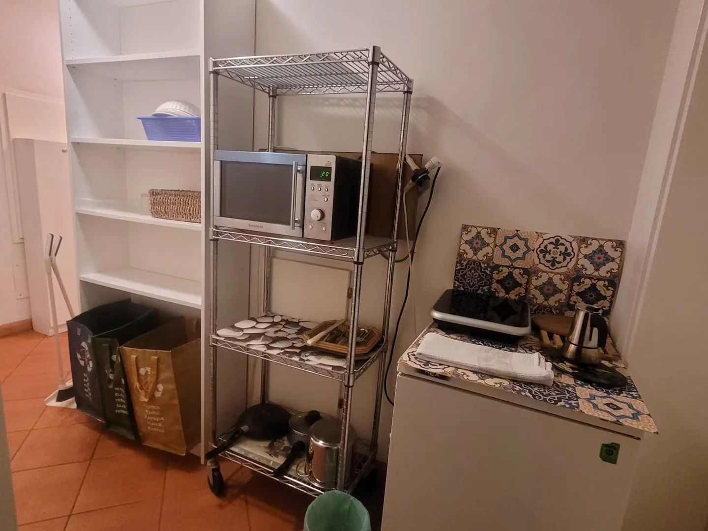 Habitación para estudiantes en con área de estudio y facilidades compartidas