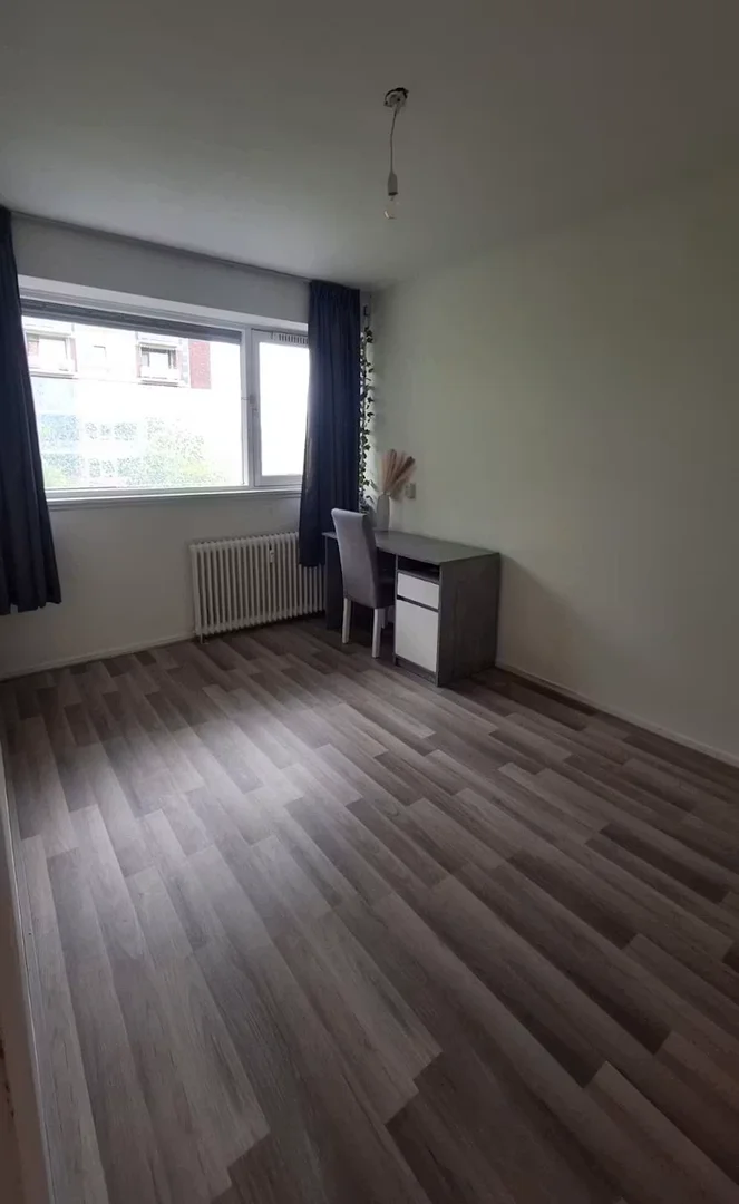 Pokój studencki w z miejscem do nauki i wspólnymi udogodnieniami