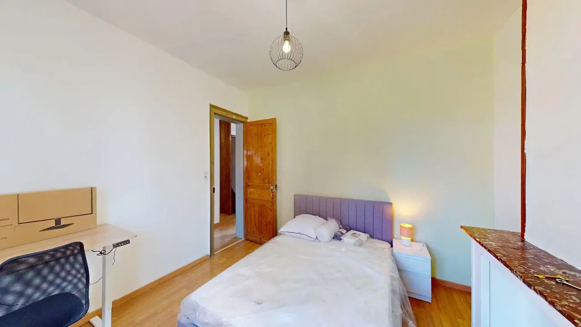 Quarto de estudante luminoso e arejado com acesso fácil à universidade em 