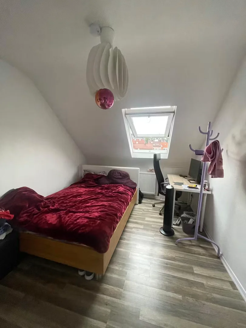 Functional student room perfect for studying in 