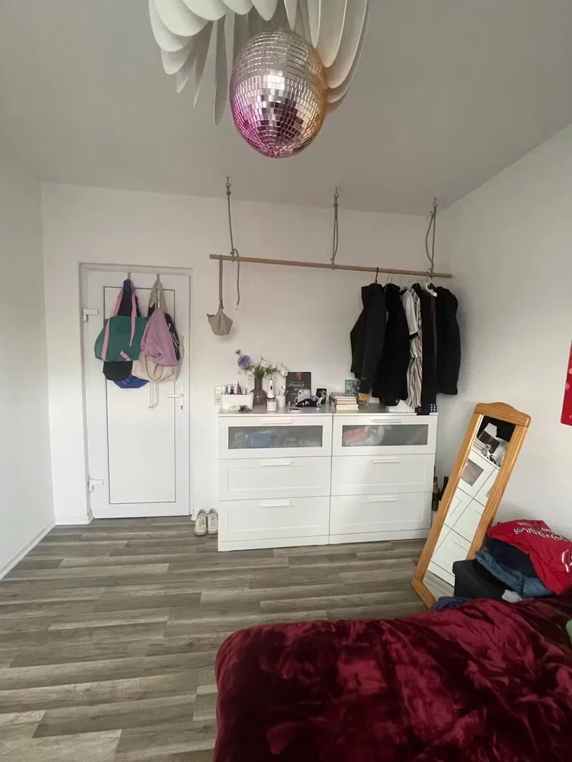 Comfortable and spacious student room in 