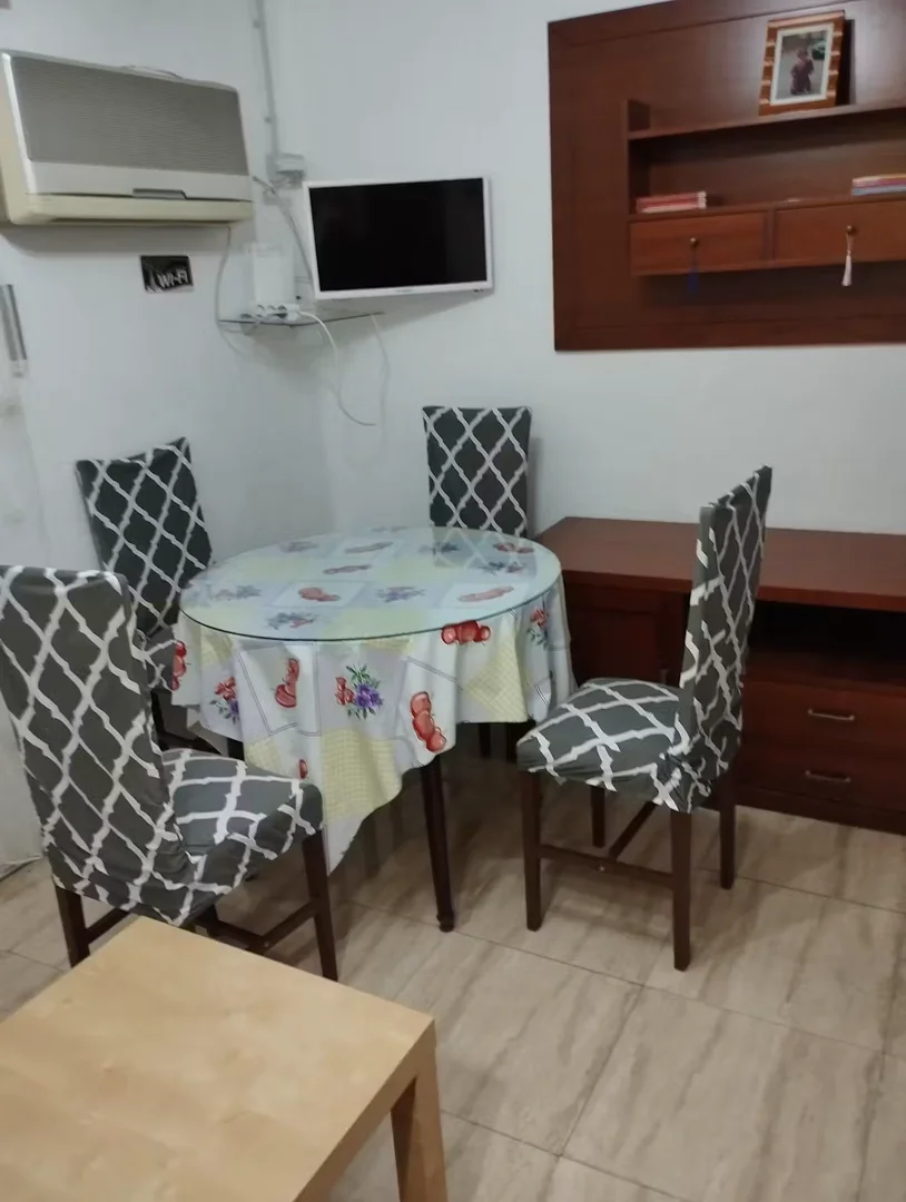 'da üniversiteye kolay erişime sahip aydınlık ve havadar öğrenci odası