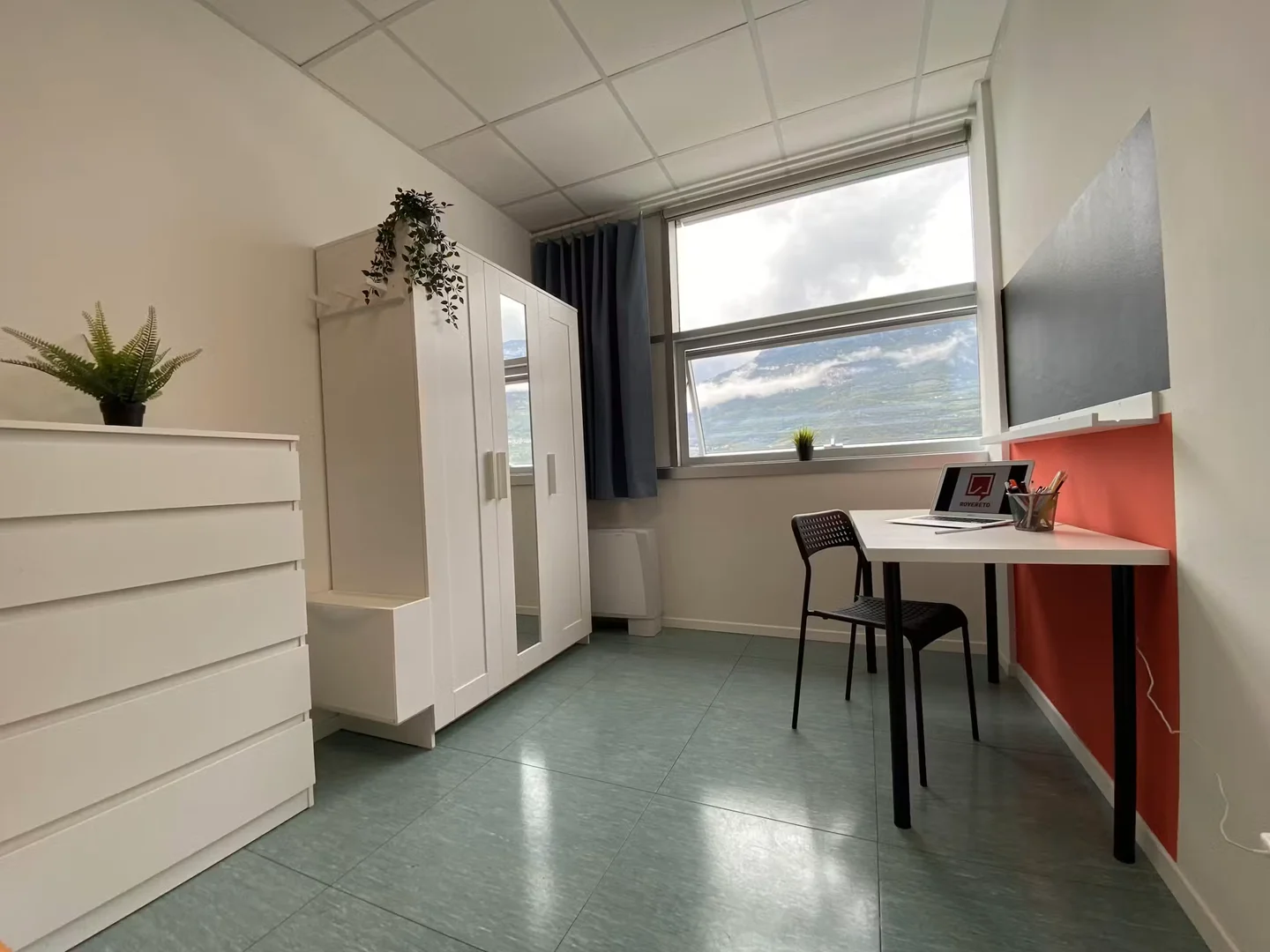 Habitación estudiantil funcional perfecta para estudiar en 