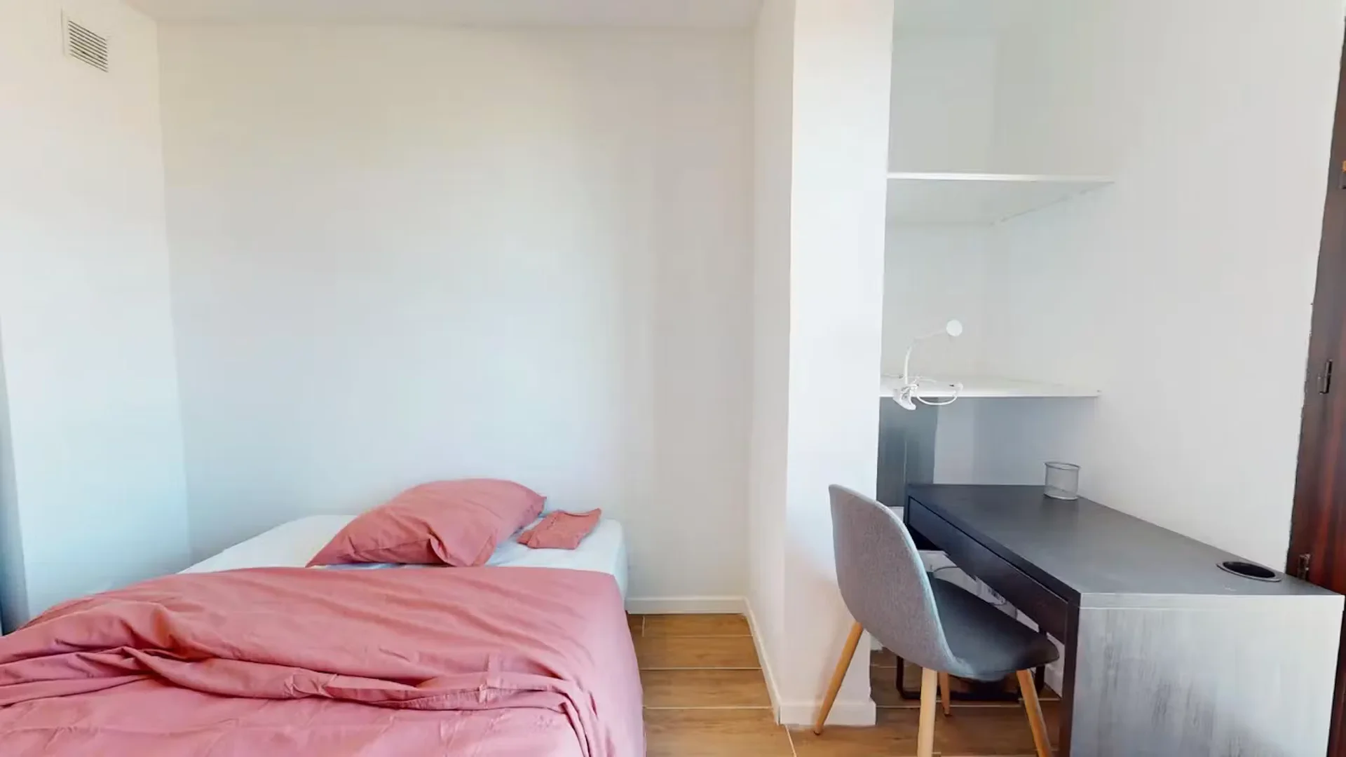 Habitación estudiantil económica cerca del campus en
