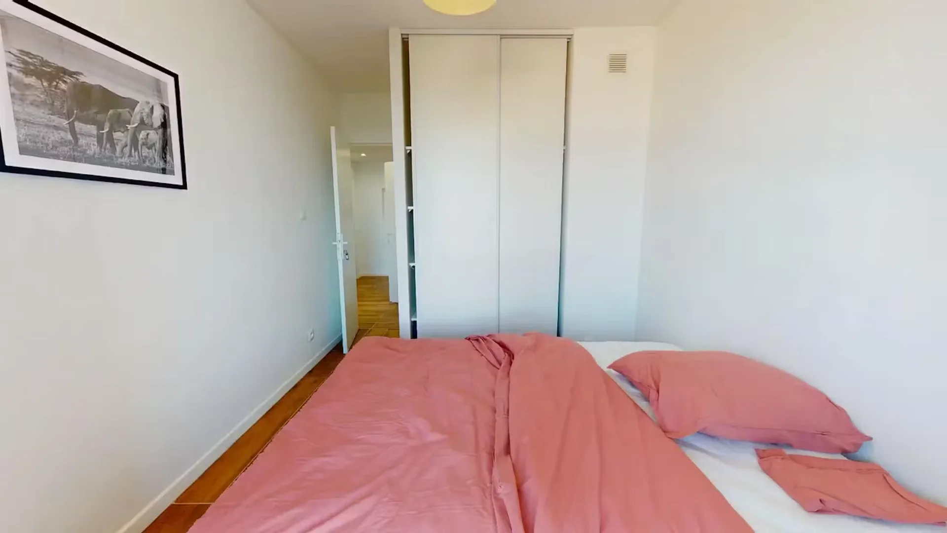 Habitación estudiantil luminosa y aireada con fácil acceso a la universidad en