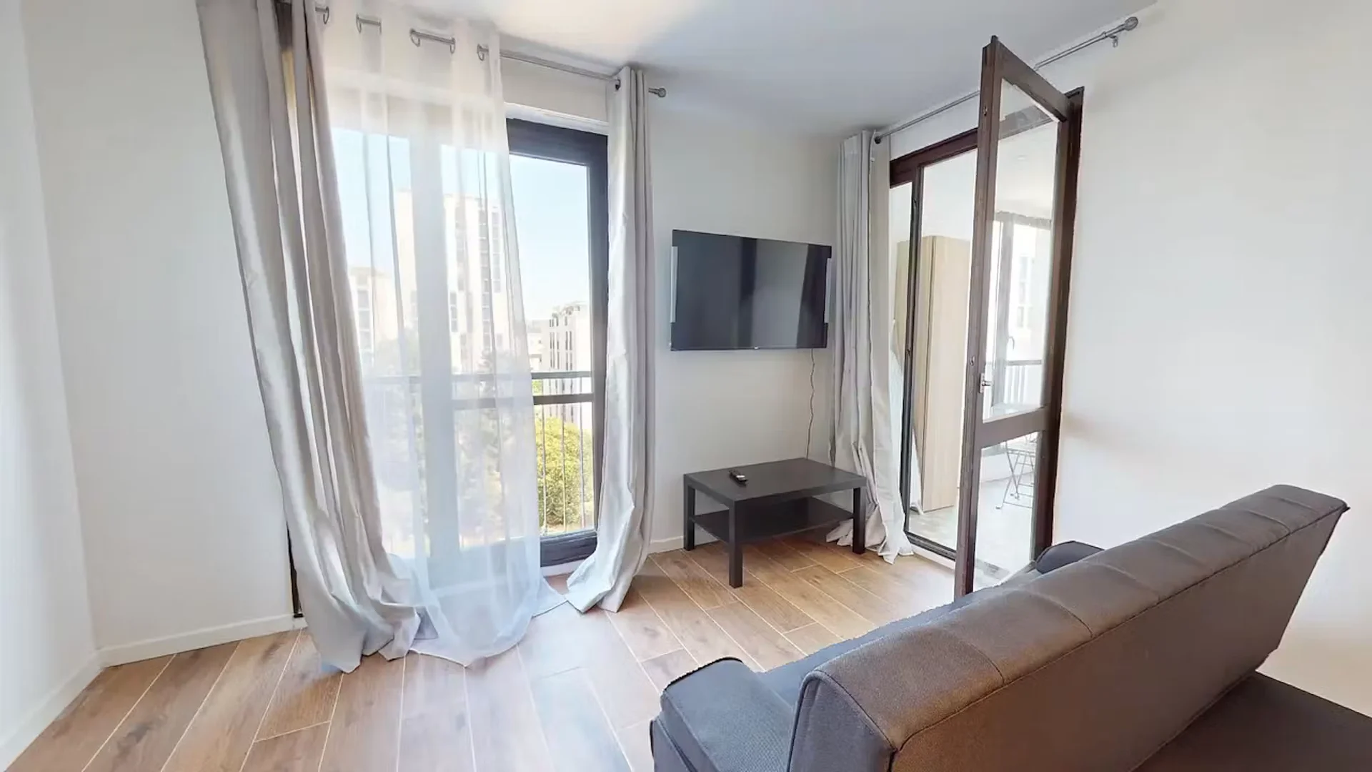 Habitación estudiantil amplia y cómoda en